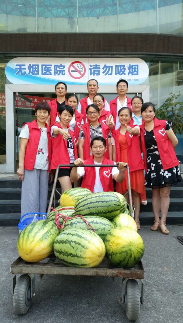 新余第二医院党员志愿者为高温作业者及精神病患者送上清凉 新余第二医院党员志愿者为高温作业者及精神病患者送上清凉