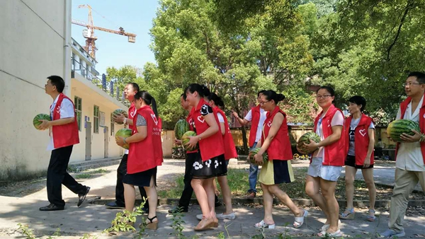 新余第二医院党员志愿者为高温作业者及精神病患者送上清凉 新余第二医院党员志愿者为高温作业者及精神病患者送上清凉