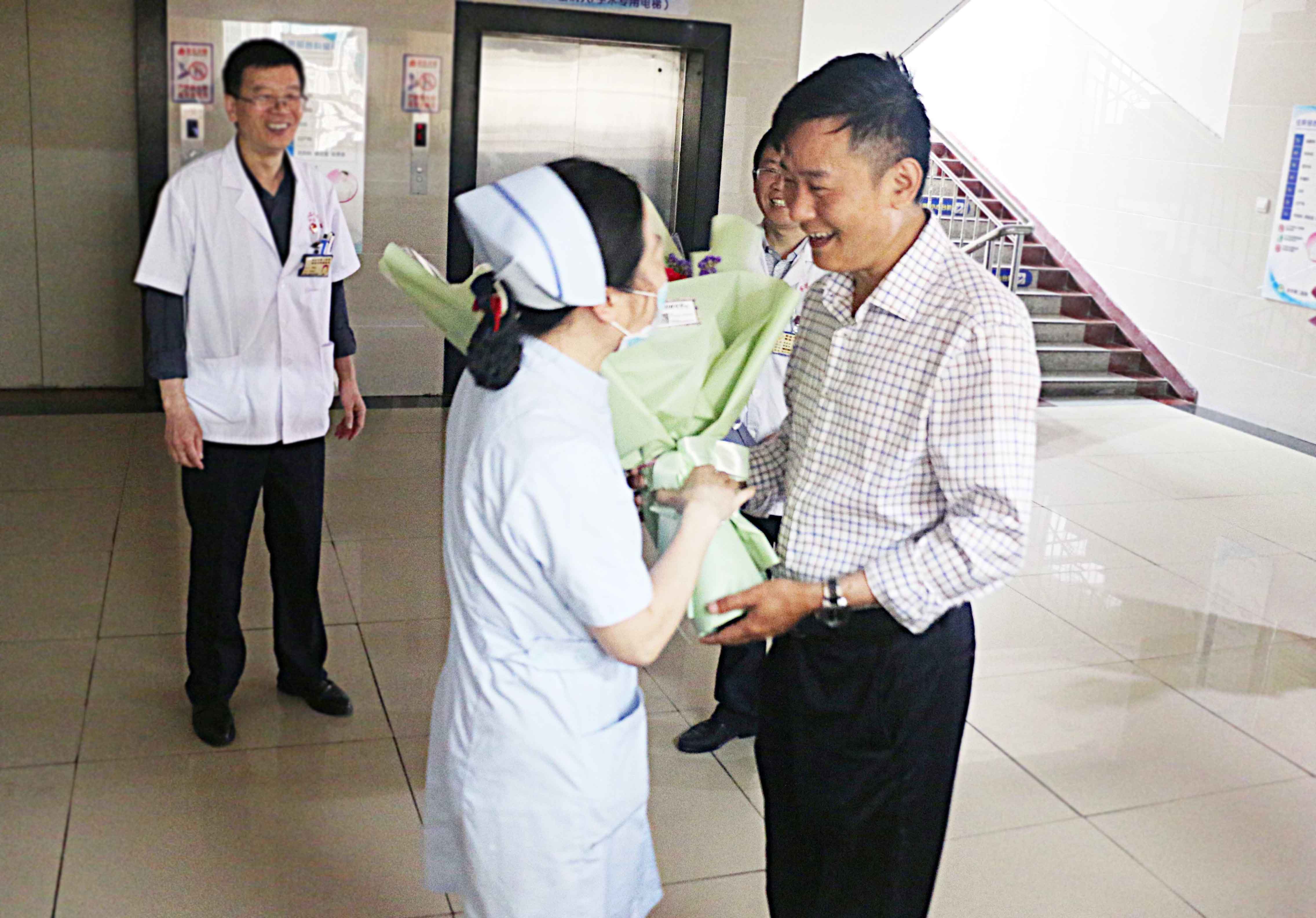 护士节，鲜花赠“天使”——我院领导走访慰问一线护理人员