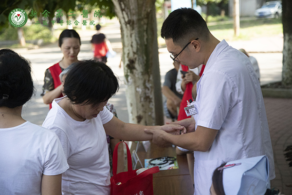 我院开展第三个“医师节”义诊进基层活动