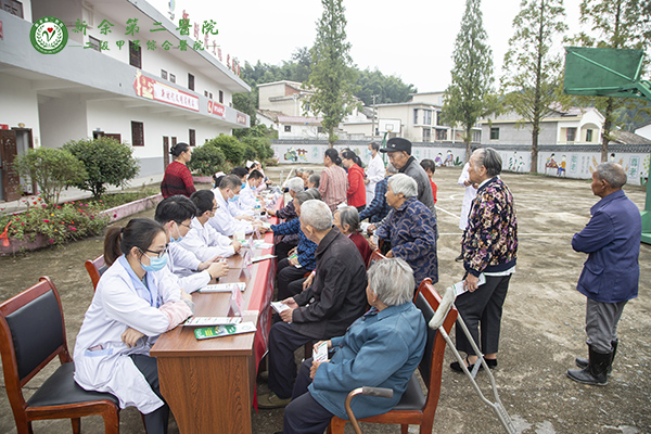 我院赴东坑村颐养之家开展走访慰问及义诊活动