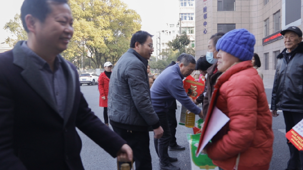 情系社区，暖迎新春——我院党支部为社区贫困户送去年味儿