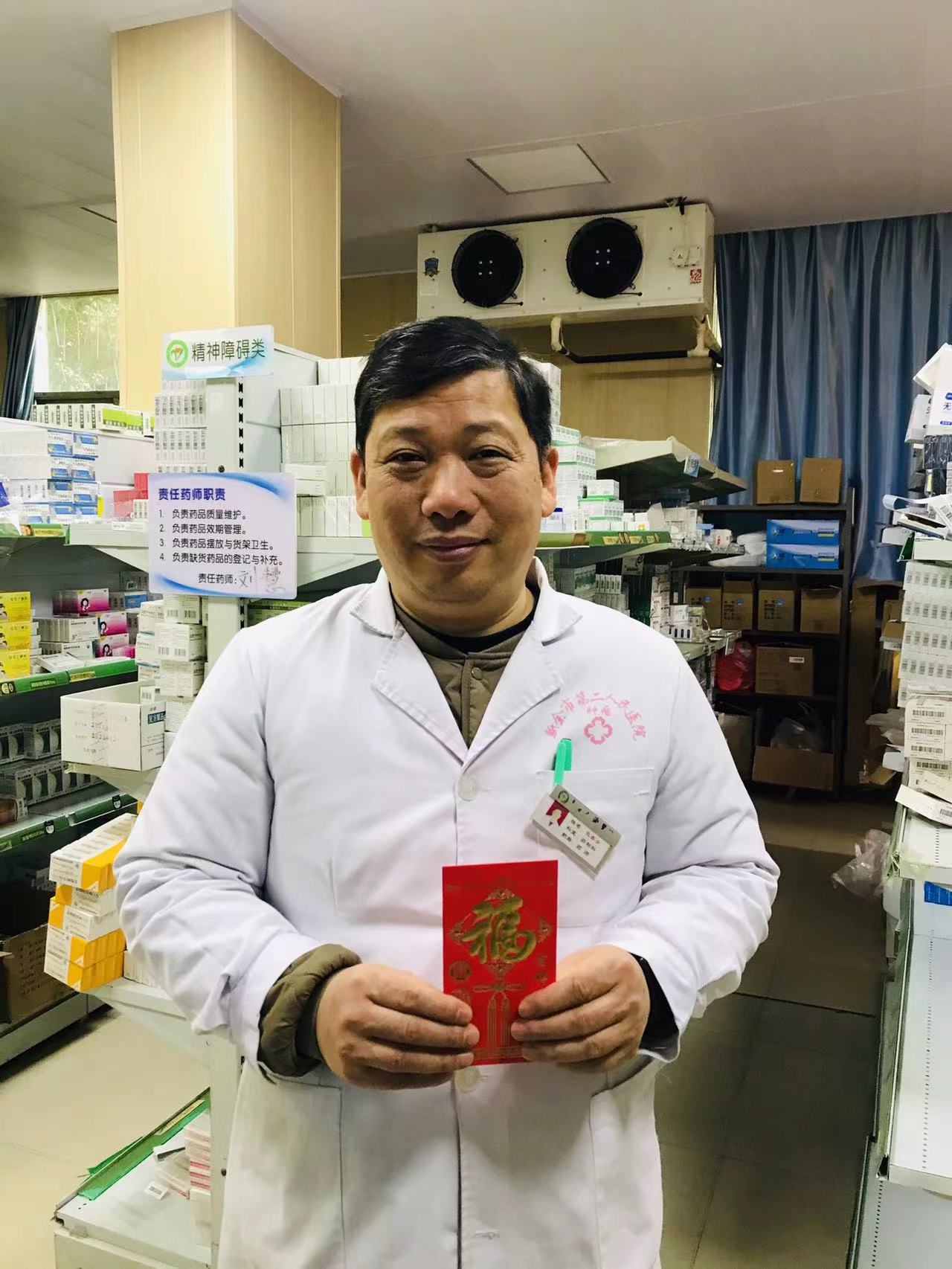 120化身119，白衣天使手提灭火器勇敢灭火